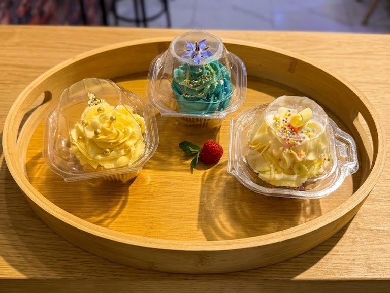 Icing cupcake